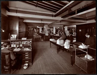 1907年にニューヨークの23rd StreetとMadison AvenueにあるMetropolitan Life Insurance Co.の仕分け室と思われる場所で働いている男性（銀ゼラチンプリント）